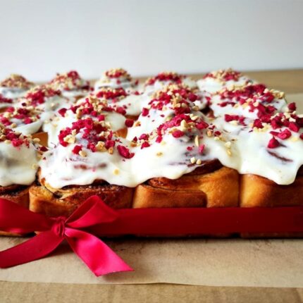 Koosküpsenud kaneelirullid toorjuustuglasuuriga, cinnabonid