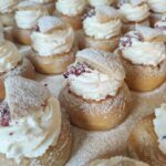 Vastlakuklid erinevate täidistega – klassikaline vahukoorekukkel, vaarikamoosiga, mandlitäidisega, kirsimoosi ja keedukreemiga ning pistaatsiakreemiga kuklid