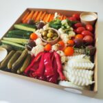 Köögiviljavaagen dipikastmega – värsked hooajalised juur- ja köögiviljad, oliivid ja hapukurk