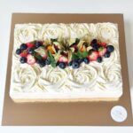 Värkete marjadega kaunistatud maasika kohupiima tort