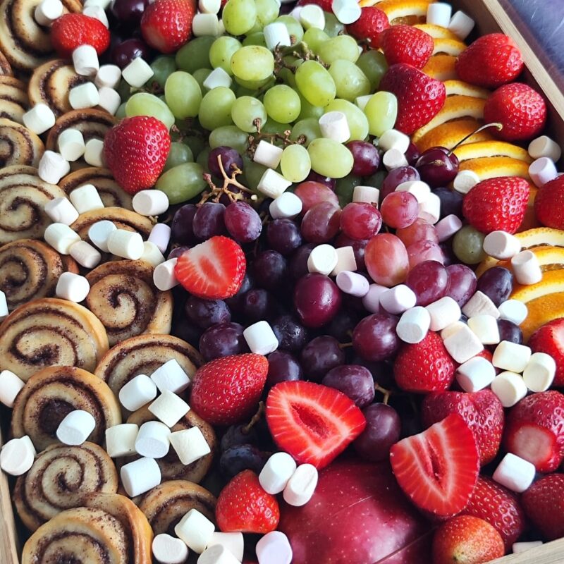 Magusa vaagna tellimine Tallinnas ja harjumaal, vaagnalt leiab värkedi puuvilju ja marju, minikaneelikaid, moorapalle ja käsitöö šokolaadiküpsiseid