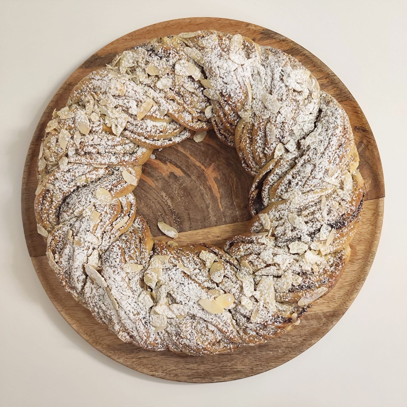 Mandlimassi ja kardemoni kringel Mandlimassi ja kardemoniga kringel