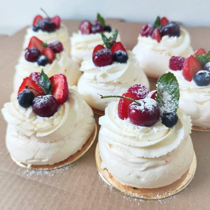 Pavlova koogid on väljast krõbedad aga seest pehmed nagu pilvekesed.