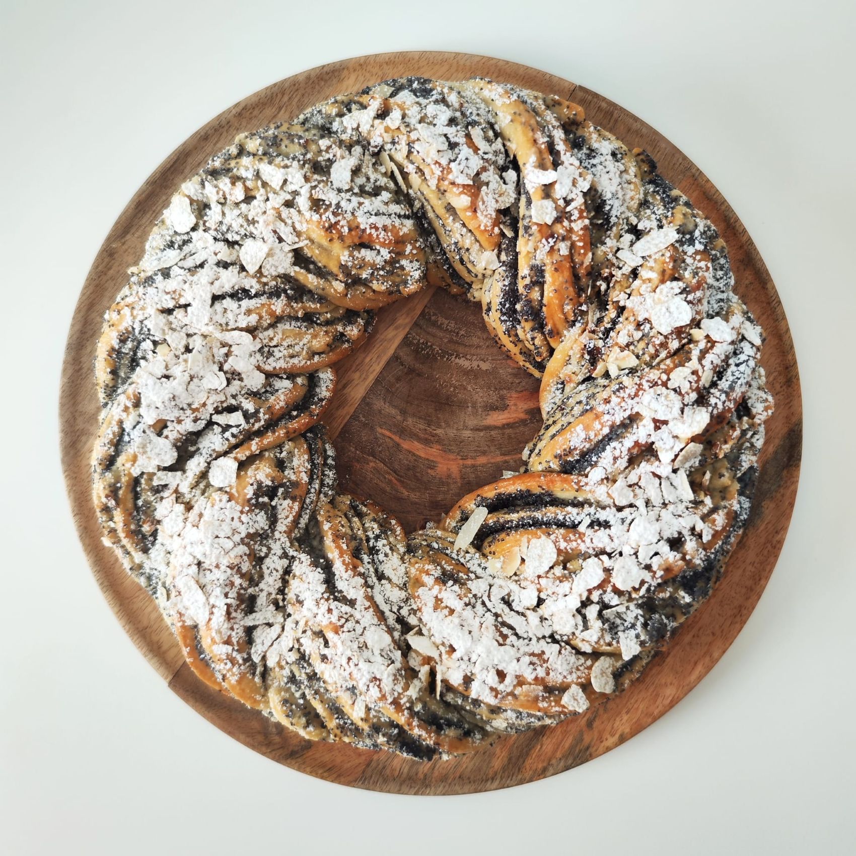 Mooni-mandli kringel 2 Mooni-martsipani kringel, magusaid tasakaalustab õrn sidruniglasuur