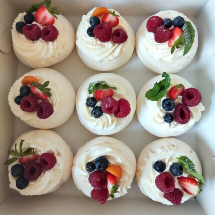 Väiksed pavlova koogikesed tellimiseks