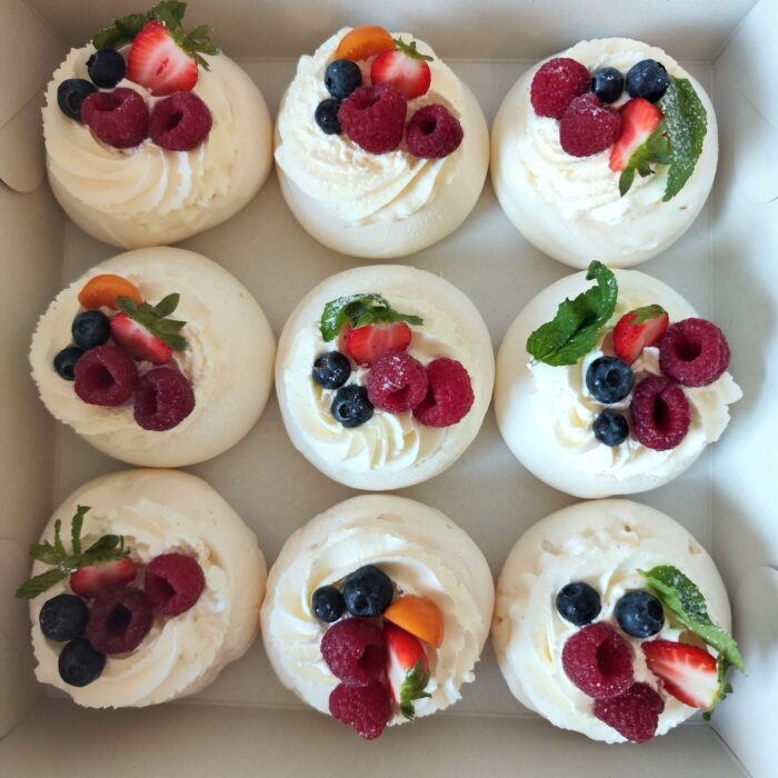 Väiksed pavlova koogikesed tellimiseks