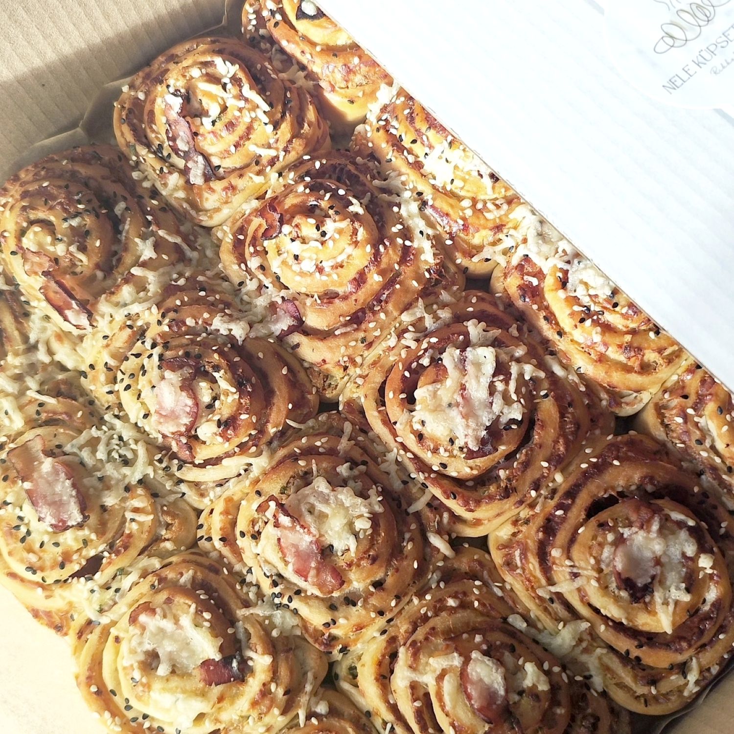 Peekoni-juustu pidusai Peekoni-juustu pidusai tellimiseks – soolane käsitööna valmistatud pidusai peekoni ja sulatatud juustuga