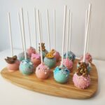 Pulgakookide tellimine lapse sünnipäevale toorjuustu-küpsisetäidise ja šokolaadikattega, kaunistatud värviliste nonparellidega