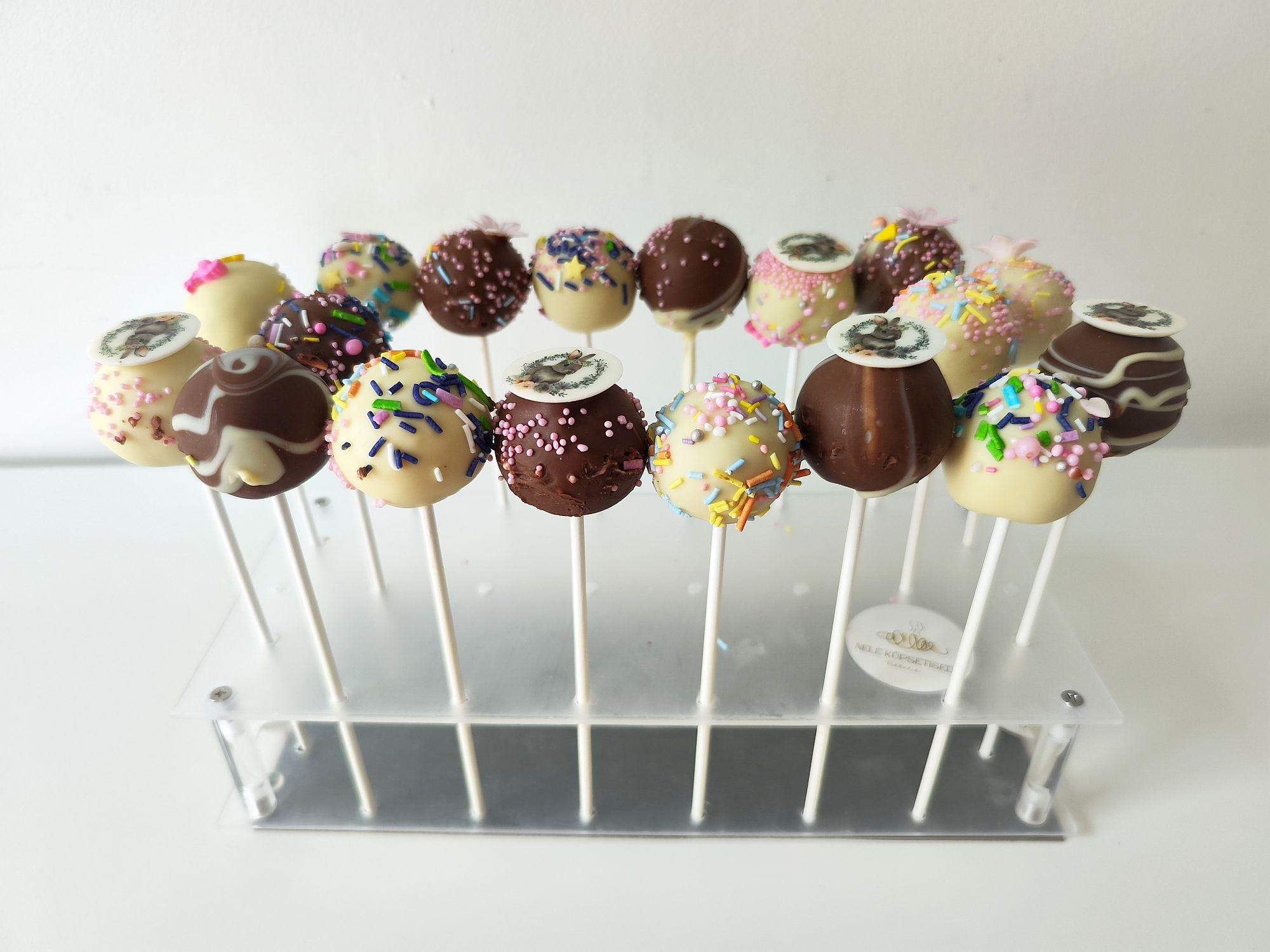 Pulgakook Pulgakoogid toorjuustu-küpsisetäidise ja šokolaadikattega, kaunistatud värviliste nonparellidega