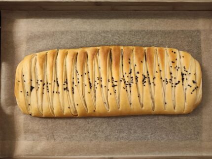 Spinati-fitaki struudel lõhega tellimiseks – käsitööna valmistatud soolane struudel värske spinati, kreemja feta juustu ja lõhega