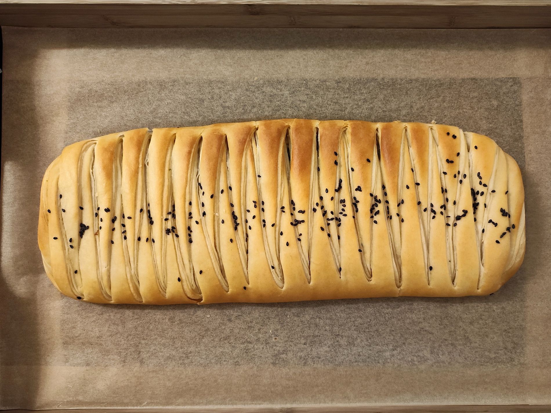 Spinati-fitaki struudel lõhega Spinati-fitaki struudel lõhega tellimiseks – käsitööna valmistatud soolane struudel värske spinati, kreemja feta juustu ja lõhega