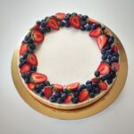 Toorjuustukook küpsisepõhjal ja värskete marjadega