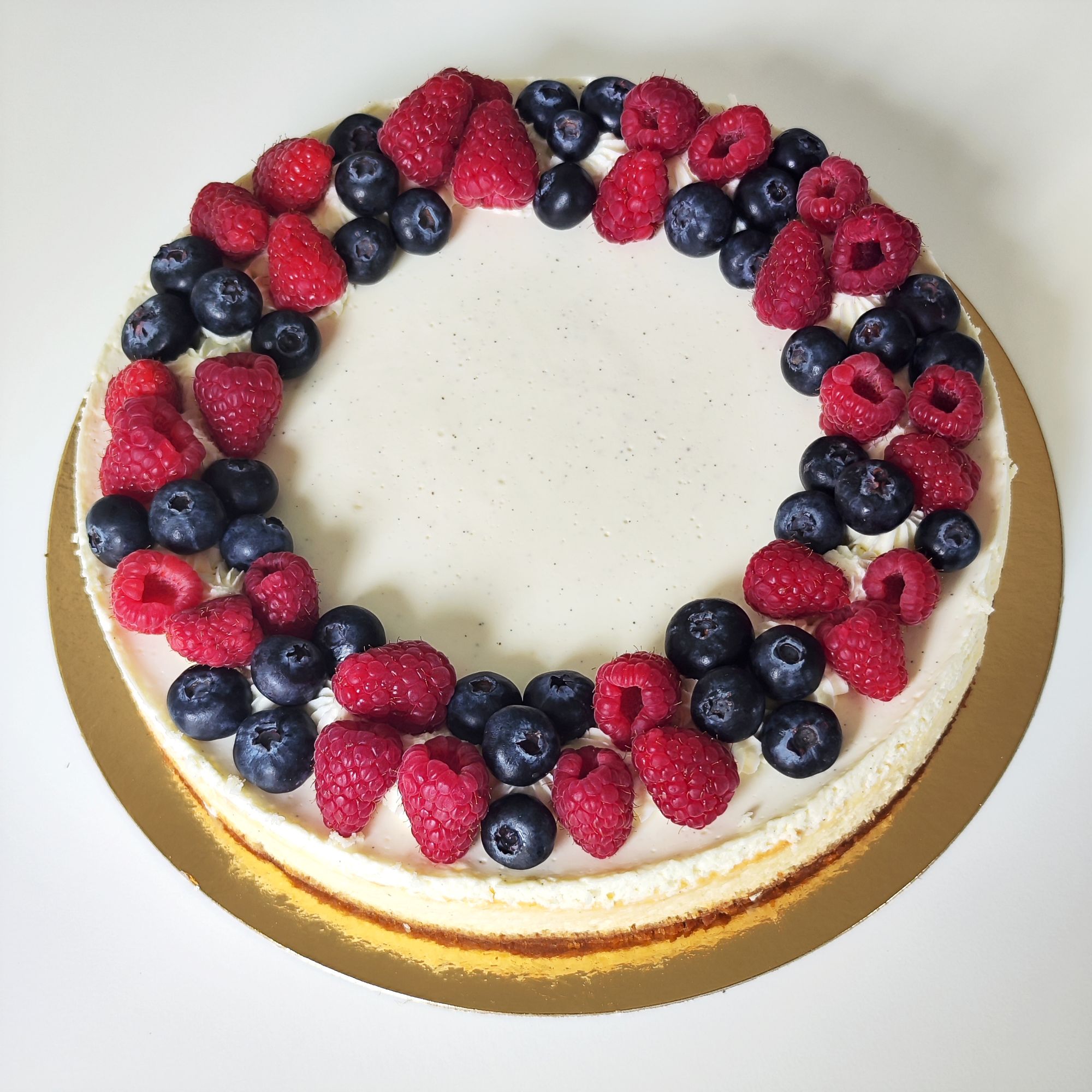 Toorjuustukook värskete marjadega Toorjuustukoogi tellimine Tallinnas ja Harjumaal