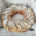 Kardemoni-mandli kringel tellimiseks – maheda mandlimassi ja vürtsika kardemoniga käsitöökringel, kaetud mandlilaastude ja tuhksuhkruga