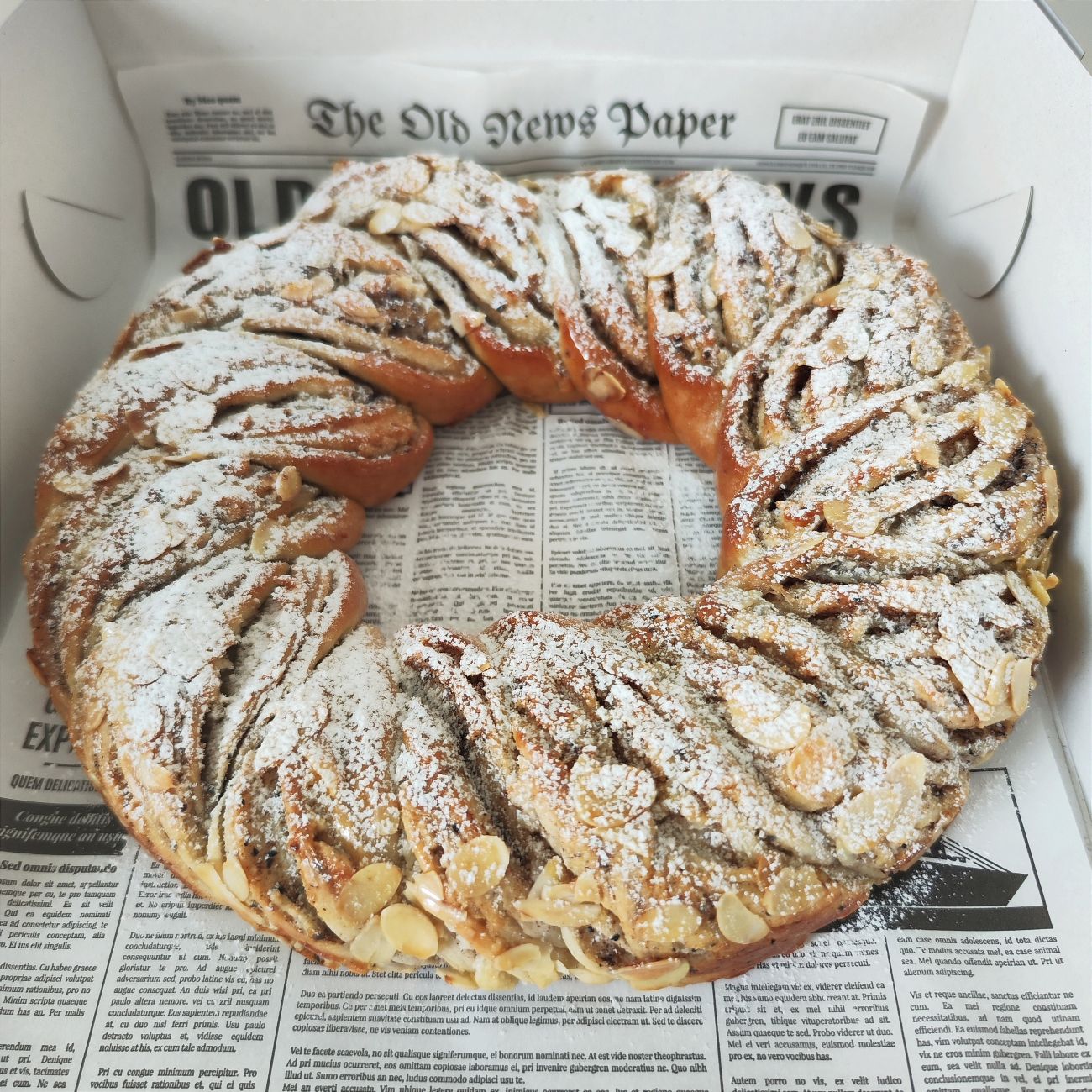 kardemoni- mandli kringel 2 Kardemoni-mandli kringel tellimiseks – maheda mandlimassi ja vürtsika kardemoniga käsitöökringel, kaetud mandlilaastude ja tuhksuhkruga