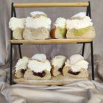 Vastlakuklid erinevate täidistega – klassikaline vahukoorekukkel, vaarikamoosiga, mandlitäidisega, kirsimoosi ja keedukreemiga ning pistaatsiakreemiga kuklid