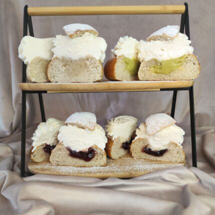 Vastlakuklid erinevate täidistega – klassikaline vahukoorekukkel, vaarikamoosiga, mandlitäidisega, kirsimoosi ja keedukreemiga ning pistaatsiakreemiga kuklid